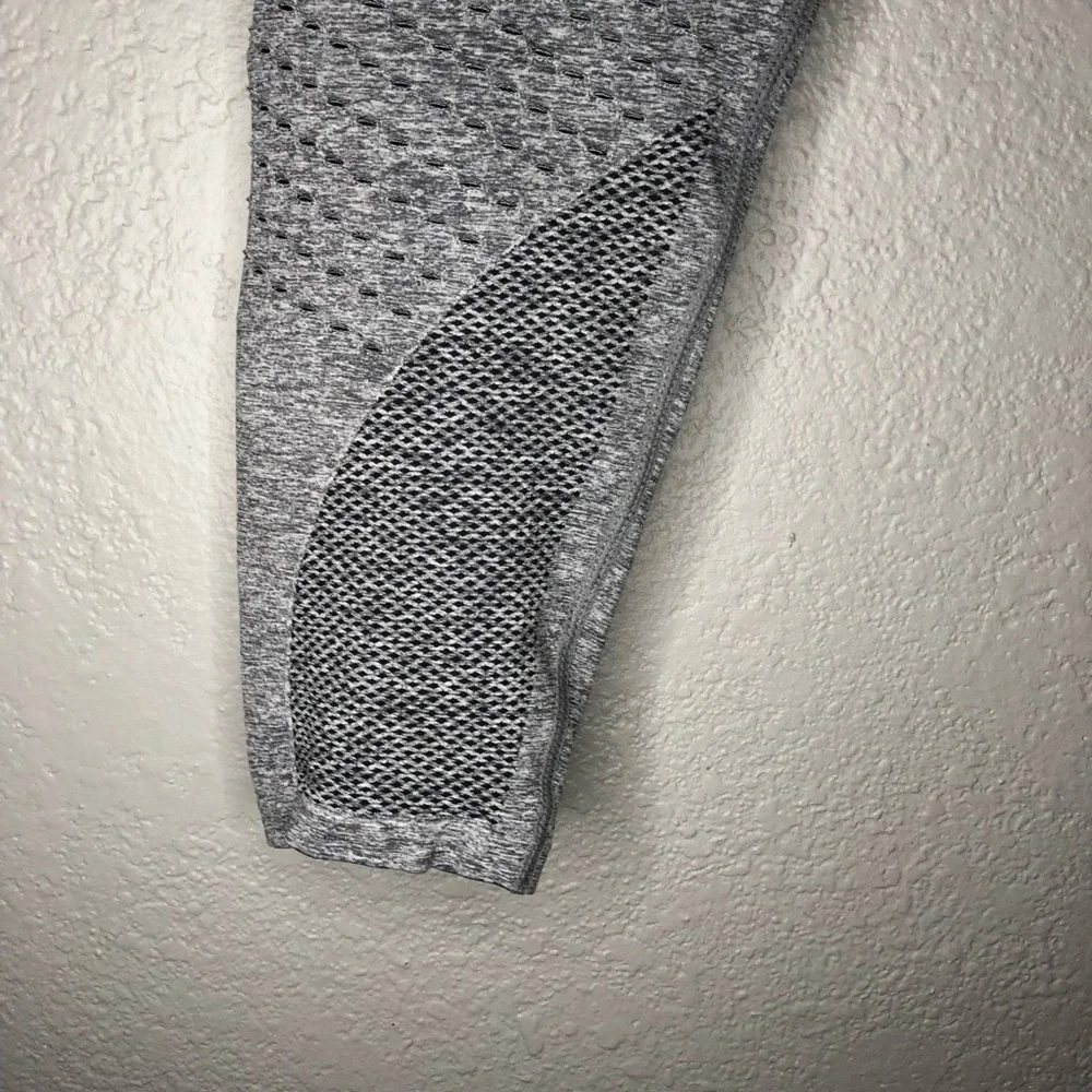 Fabletics Grey Mid-Rise Seamless Dot Capri Small - Picture 5 of 6